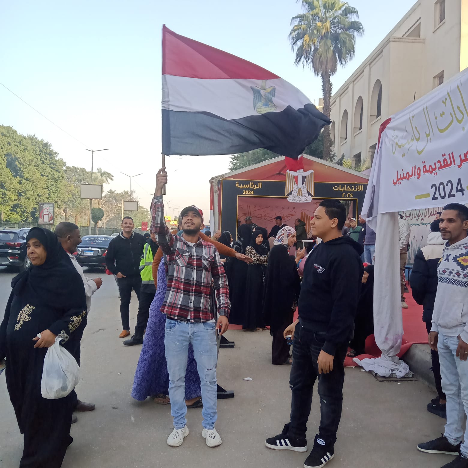 العلم المصري يزين أبواب اللجان الانتخابية
