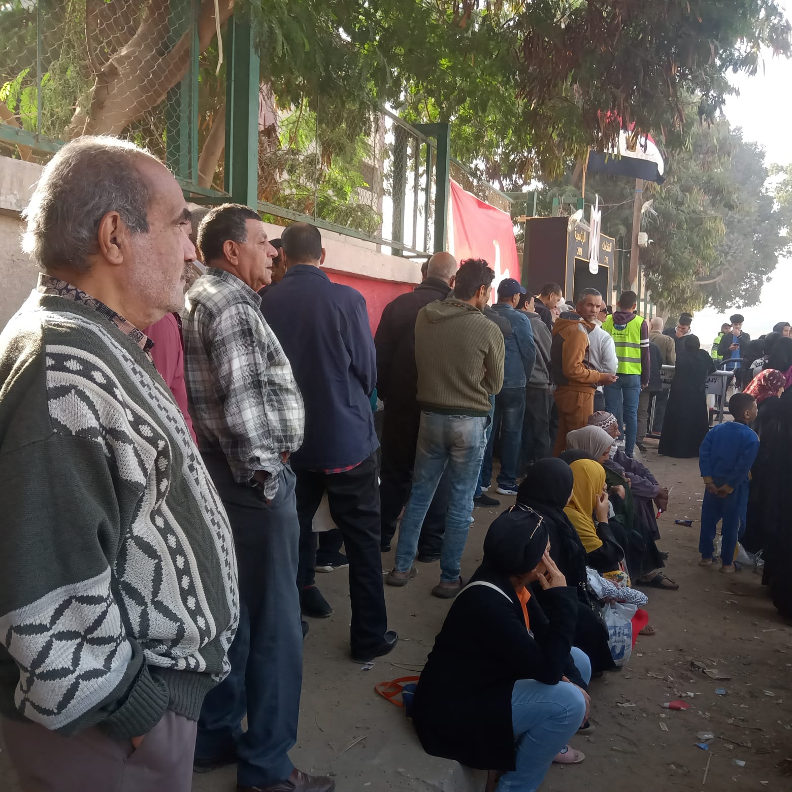 الناخبون ينتظرون دورهم أمام اللجان المصرية القديمة